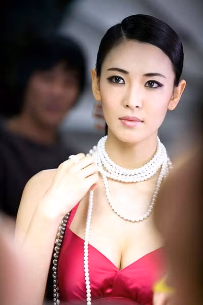 Kim Soo Yeon với sợi ngọc trai cao cấp cùng khuôn mặt toát đầy khí chất kiêu sa khiến Kim Soo Yeon càng quí phái hơn.