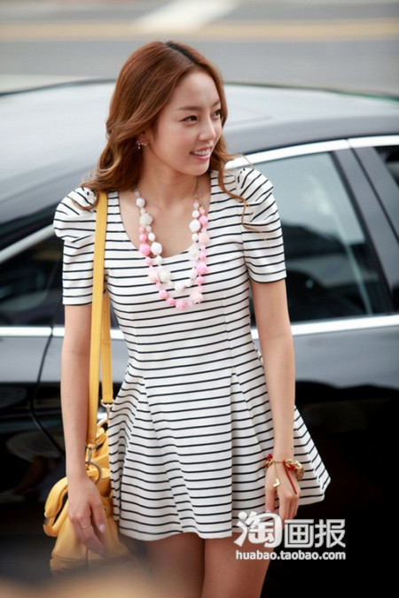 Kara’s Goo Hara đã chọn cho mình chiếc túi vàng hiệu Vivi rất phù hợp với trang phục và dáng người. Sự kết hợp hài quà trẻ trung của màu trắng và màu vàng khiến Goo Hara thêm phần xinh xắn hơn. Kara’s Goo Hara đã chọn cho mình chiếc túi vàng hiệu Vivi rất phù hợp với trang phục và dáng người. Sự kết hợp hài quà trẻ trung của màu trắng và màu vàng khiến Goo Hara thêm phần xinh xắn hơn.