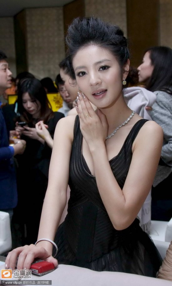 An Dĩ Hiên với bộ váy màu đen càng khiến cô tao nhã, kiêu sa và nổi bật hơn với những sản phẩm trang sức Tiffany & Co sang trọng. An Dĩ Hiên với bộ váy màu đen càng khiến cô tao nhã, kiêu sa và nổi bật hơn với những sản phẩm trang sức Tiffany & Co sang trọng.