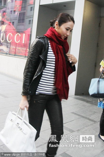 Xuất hiện trong bộ trang phục da màu đen cùng khăn quàng màu đỏ giúp Lê Tư gọn gàng và trẻ hơn sau khi sinh con. Cùng chiếc túi xách Hermrs màu vàng càng giúp cô thể hiện được sự sang trọng của mình. Xuất hiện trong bộ trang phục da màu đen cùng khăn quàng màu đỏ giúp Lê Tư gọn gàng và trẻ hơn sau khi sinh con. Cùng chiếc túi xách Hermrs màu vàng càng giúp cô thể hiện được sự sang trọng của mình.