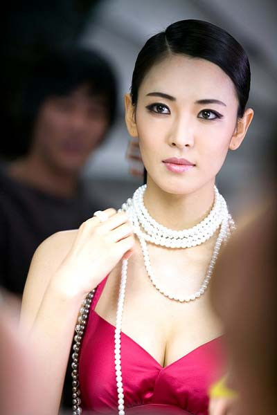 Kim Soo Yeon với sợi ngọc trai cao cấp cùng khuôn mặt toát đầy khí chất kiêu sa khiến Kim Soo Yeon càng quí phái hơn. Kim Soo Yeon với sợi ngọc trai cao cấp cùng khuôn mặt toát đầy khí chất kiêu sa khiến Kim Soo Yeon càng quí phái hơn.