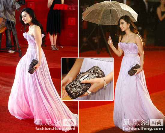 Luôn luôn nổi bật, Phạm Băng Băng với chiếc váy tím nhạt Georges Hobeika, trang sức Cartier và ví tay LV. Luôn luôn nổi bật, Phạm Băng Băng với chiếc váy tím nhạt Georges Hobeika, trang sức Cartier và ví tay LV.