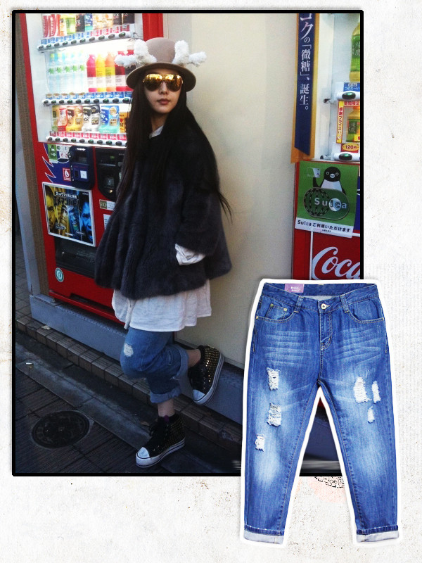 Quần jeans xuất hiện từ năm 1567, cho đến ngày hồm nay một năm bốn mùa nó đều xuất hiện, và trong tủ đồ của mỗi cô gái đều không ai không sắm cho mình ít nhất một chiếc trở lên. Quần jean không nhất thiết phải mặc sát mới gọi là đẹp, mới lộ được dáng người mảnh khảnh. Quần jeans xuất hiện từ năm 1567, cho đến ngày hồm nay một năm bốn mùa nó đều xuất hiện, và trong tủ đồ của mỗi cô gái đều không ai không sắm cho mình ít nhất một chiếc trở lên. Quần jean không nhất thiết phải mặc sát mới gọi là đẹp, mới lộ được dáng người mảnh khảnh.