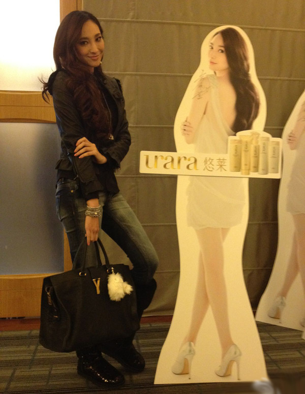 Sở hữu một dáng người như Ngô Bội Từ dù có mặc kiểu quần jean nào cũng đều rất hợp, dù là đi với giày cao gót hay giày thấp thì đều khoe được những đường cong gợi cảm của cô. Sở hữu một dáng người như Ngô Bội Từ dù có mặc kiểu quần jean nào cũng đều rất hợp, dù là đi với giày cao gót hay giày thấp thì đều khoe được những đường cong gợi cảm của cô.