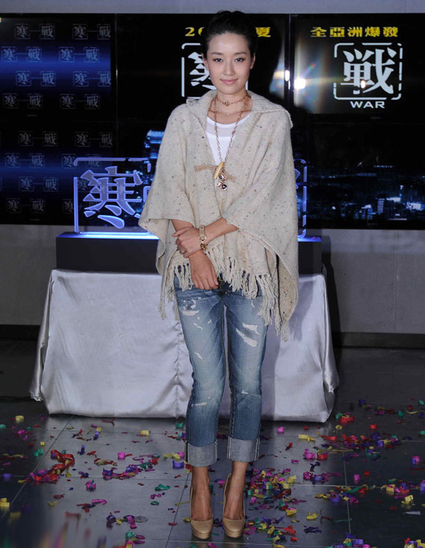 Người đẹp Mã Y Lợi cũng theo phong cách quần jean Boyfriend với giày cao, có thể thấy mỗi khi những sao nữ của chúng ta xuất hiện với quần jean đều khiến mọi người xung quanh có cảm giác thân thiện, tự nhiên và đơn giản hơn. Người đẹp Mã Y Lợi cũng theo phong cách quần jean Boyfriend với giày cao, có thể thấy mỗi khi những sao nữ của chúng ta xuất hiện với quần jean đều khiến mọi người xung quanh có cảm giác thân thiện, tự nhiên và đơn giản hơn.