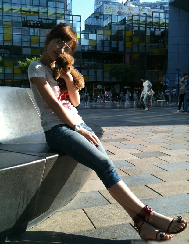 Hình ảnh ngày thường giản dị của người đẹp giúp cô càng trở nên dễ thương hơn, dáng người nhỏ nhắn cùng chiếc quần jean ngố bó sát và áo phông trông Lý Tiểu Lộ chỉ như nữ sinh. Hình ảnh ngày thường giản dị của người đẹp giúp cô càng trở nên dễ thương hơn, dáng người nhỏ nhắn cùng chiếc quần jean ngố bó sát và áo phông trông Lý Tiểu Lộ chỉ như nữ sinh.