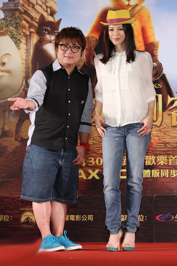 Từ Nhược Tuyên cũng khá thoải mái và phong cách với quần jean đơn giản màu xanh với áo sơ mi màu trắng đơn giản. Đặc biệt thêm chiếc mũ nam màu vàng càng khiến hình tượng của cô trẻ trung hơn so với tuổi thực. Từ Nhược Tuyên cũng khá thoải mái và phong cách với quần jean đơn giản màu xanh với áo sơ mi màu trắng đơn giản. Đặc biệt thêm chiếc mũ nam màu vàng càng khiến hình tượng của cô trẻ trung hơn so với tuổi thực.