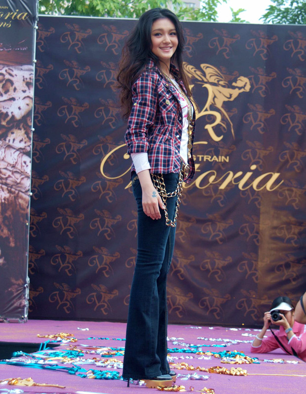 Nếu so dáng người của Từ Hy Viên khi mặc quần Jean cũng chỉ ở mức bình thường, nhưng khi biết cách phối hợp với giày cao gót, áo sơ mi và phụ kiện sẽ trở nên thời trang và đẹp hơn. Dù là quần ống loe nhưng vẫn thời trang vì “thời trang luôn lặp lại.’ Nếu so dáng người của Từ Hy Viên khi mặc quần Jean cũng chỉ ở mức bình thường, nhưng khi biết cách phối hợp với giày cao gót, áo sơ mi và phụ kiện sẽ trở nên thời trang và đẹp hơn. Dù là quần ống loe nhưng vẫn thời trang vì “thời trang luôn lặp lại.’