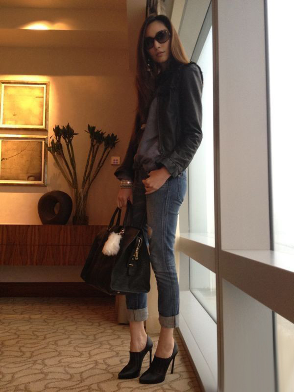 Sở hữu dáng người siêu chuẩn, khi kết hợp quần jean với giày cao gót càng khiến dáng người của người đẹp Ngô Bội Từ càng hoàn hảo hơn. Sở hữu dáng người siêu chuẩn, khi kết hợp quần jean với giày cao gót càng khiến dáng người của người đẹp Ngô Bội Từ càng hoàn hảo hơn.