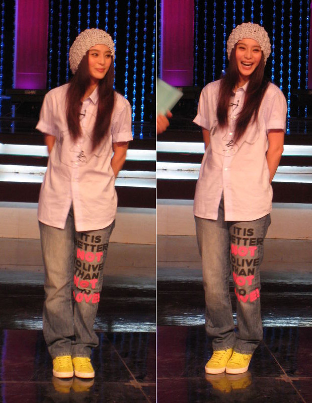 Nếu so sánh thì dễ dàng có thể thấy rằng Phạm Băng Băng đời thường cực kỳ giản dị và thoải mái, cô rất thích nhãn hiệu Kevin, với những chiếc quần jean ống rộng kết hợp với giày thể thao rất trẻ trung và hiện đại. Nếu so sánh thì dễ dàng có thể thấy rằng Phạm Băng Băng đời thường cực kỳ giản dị và thoải mái, cô rất thích nhãn hiệu Kevin, với những chiếc quần jean ống rộng kết hợp với giày thể thao rất trẻ trung và hiện đại.