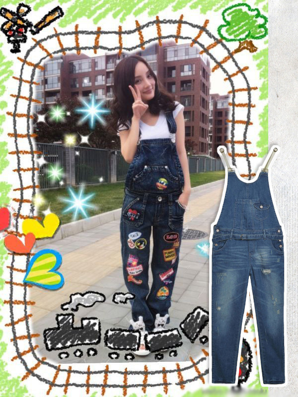 Chiếc quần treo dễ thương cùng áo phông cổ tim đơn giản nhưng thực sự bội phần đáng yêu, phong cách này rất thích hợp với những cô gái có dáng người nhỏ nhắn như Lý Tiểu Lộ. Chiếc quần treo dễ thương cùng áo phông cổ tim đơn giản nhưng thực sự bội phần đáng yêu, phong cách này rất thích hợp với những cô gái có dáng người nhỏ nhắn như Lý Tiểu Lộ.