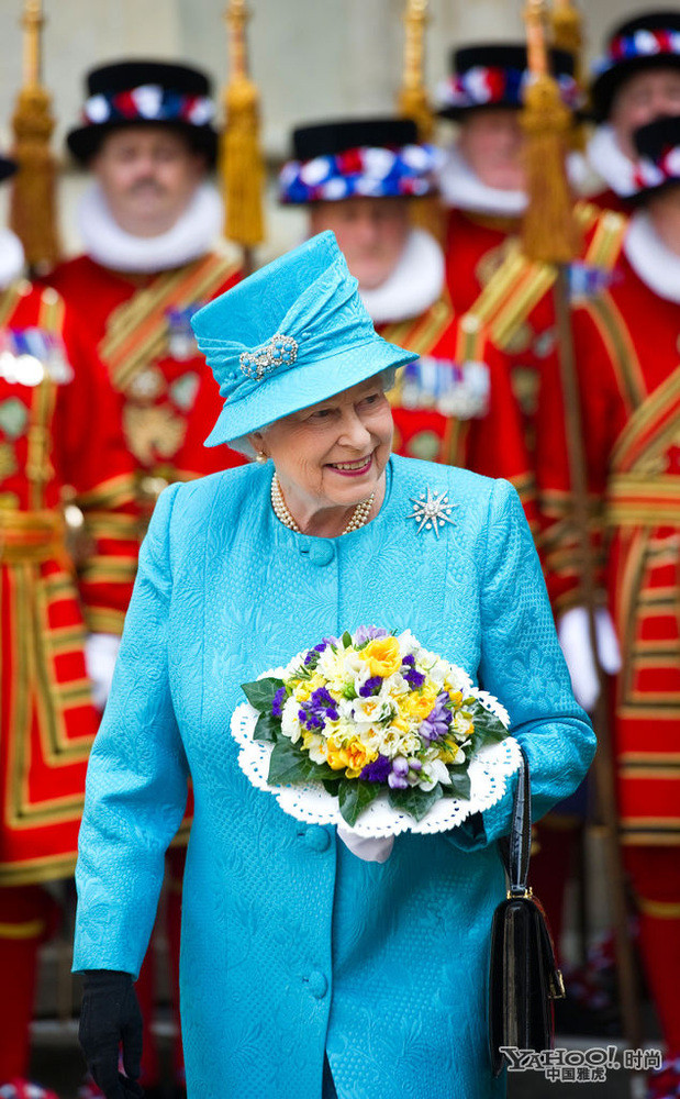 Nhà thiết kế thời trang lừng danh Hardy Amis đã từng nói rằng: “Nữ Hoàng rất chú trọng đến cách ăn mặc, Bà ấy biết bản thân mình muốn cái gì, Bà luôn hi vọng thời trang của mình được mọi người hoan nghênh.” Nhà thiết kế thời trang lừng danh Hardy Amis đã từng nói rằng: “Nữ Hoàng rất chú trọng đến cách ăn mặc, Bà ấy biết bản thân mình muốn cái gì, Bà luôn hi vọng thời trang của mình được mọi người hoan nghênh.”