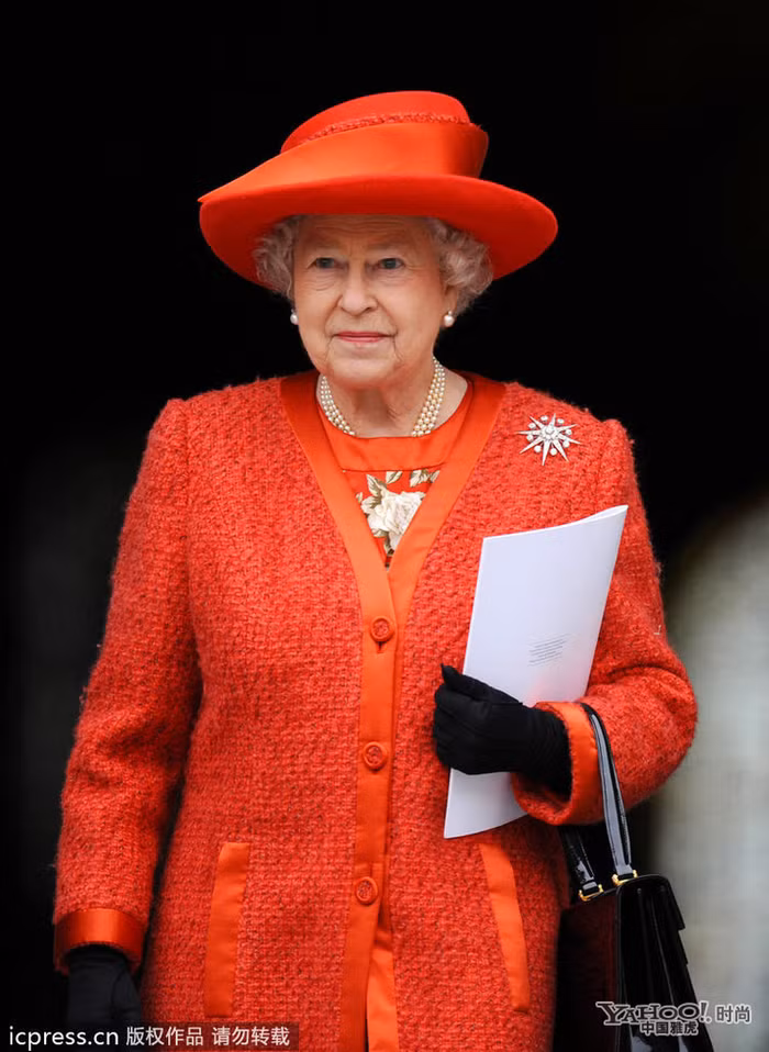 Phát ngôn viên của cung điện Buckingham cho biết “Nữ Hoàng rất chú trọng việc phối hợp giữa quần áo và trang sức, đem thời trang và thực tế kết hợp một cách hoàn mỹ nhất.” Phát ngôn viên của cung điện Buckingham cho biết “Nữ Hoàng rất chú trọng việc phối hợp giữa quần áo và trang sức, đem thời trang và thực tế kết hợp một cách hoàn mỹ nhất.”