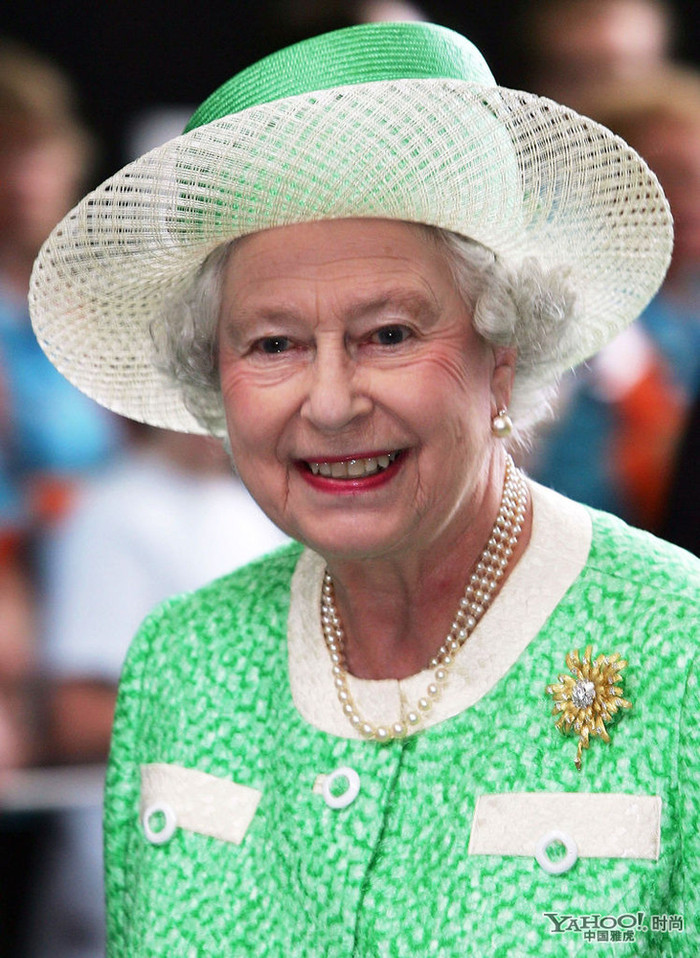 Có thể thấy ngọc trai là trang sức được Nữ Hoàng rất yêu thích, kết hợp với trang phục cao sang hỗ trợ nhau càng tăng thêm vẻ cao quý cho Nữ Hoàng Elizabeth. Có thể thấy ngọc trai là trang sức được Nữ Hoàng rất yêu thích, kết hợp với trang phục cao sang hỗ trợ nhau càng tăng thêm vẻ cao quý cho Nữ Hoàng Elizabeth.