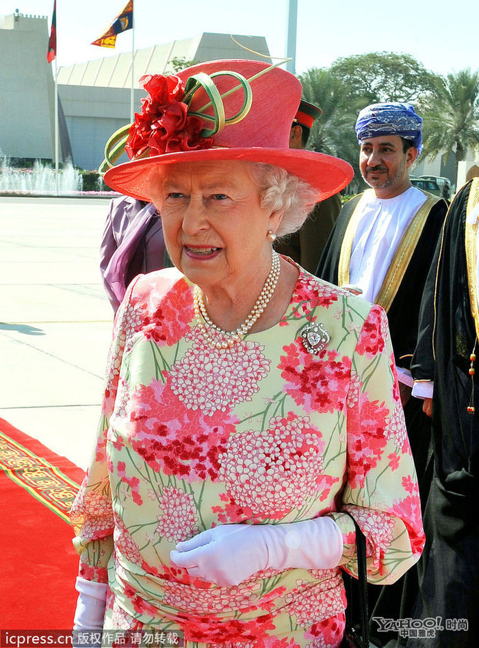 Siêu mẫu Janice Aguilar Dane đánh giá về thời trang của Nữ Hoàng rằng “bà ấy là một trào lưu thời trang.” Quả đúng như vậy, phong cách thời trang và sự kết hợp khéo léo tài tình của Nữ Hoàng Elizabeth luôn được các nhà thiết kế đánh giá rất cao. Siêu mẫu Janice Aguilar Dane đánh giá về thời trang của Nữ Hoàng rằng “bà ấy là một trào lưu thời trang.” Quả đúng như vậy, phong cách thời trang và sự kết hợp khéo léo tài tình của Nữ Hoàng Elizabeth luôn được các nhà thiết kế đánh giá rất cao.