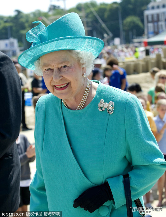 Phong cách thời trang của Nữ Hoàng Elizabeth rất đơn giản nhưng quý phái, lấy sự kết hợp hài hòa giữa màu sắc của quần áo và phụ kiện như mũ, trang sức và túi xách. Phong cách thời trang của Nữ Hoàng Elizabeth rất đơn giản nhưng quý phái, lấy sự kết hợp hài hòa giữa màu sắc của quần áo và phụ kiện như mũ, trang sức và túi xách.