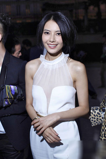 Cao Viên Viên tinh khôi trong bộ áo liền quần màu trắng, phần trên thiết kế với lụa trắng mỏng xuyên thấu nhưng lại không quá lộ liễu càng khiến vòng một thấp thoáng của cô thêm hấp dẫn hơn.