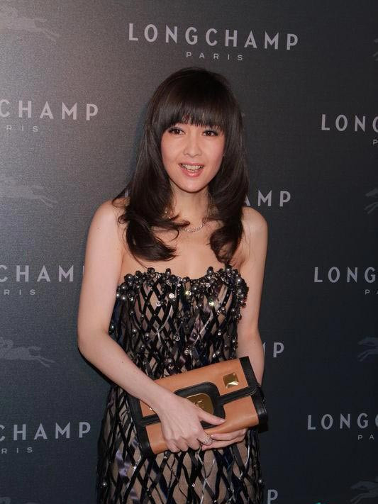 “Mỹ nữ không tuổi” Châu Tuệ Mẫn đã 45 tuổi nhưng vẫn không chịu thua khi diện trang phục xuyên thấu, chỉ có điều cô đã khéo léo kết hợp khiến trang phục của mình không quá lộ liễu mà còn cho thấy công cuộc giữ dáng của người đẹp tứ tuần này rất chuẩn, không thua gì những diễn viên trẻ hiện nay.