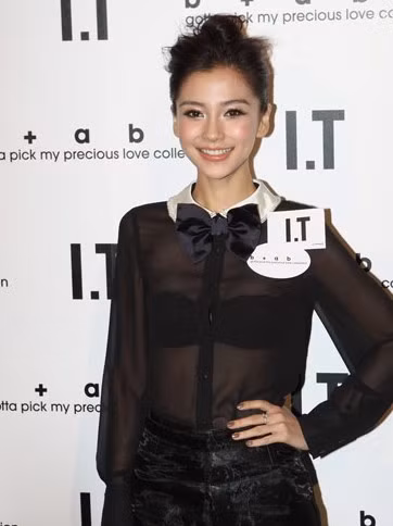 Angelababy “vợ tin đồn” của nam minh tinh Huỳnh Hiểu Minh cũng gợi cảm hấp dẫn trong trang phục xuyên thấu điển hình này, có thể sẽ không có cái áo sơ mi nào có thể mỏng hơn nữa.