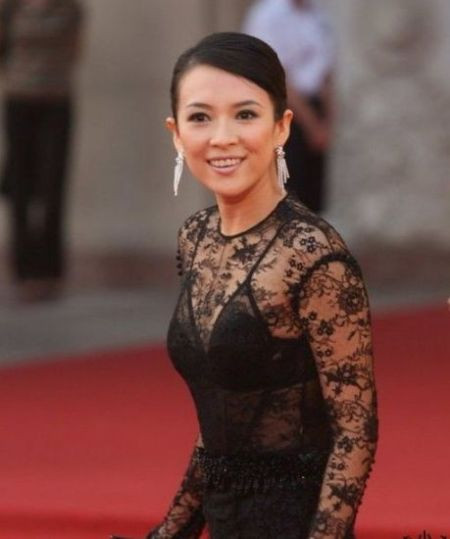 Ngôi sao quốc tế Chương Tử Di cũng không kém cạnh trau chuốt cho mình bộ váy ren đen bó sát thấy rõ cả nội y bên trong với vòng một siêu phẳng của mình.