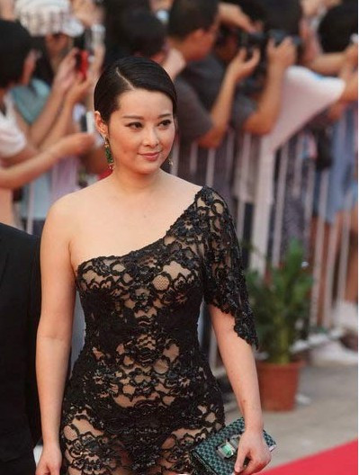 Viên Lập cũng đã bước qua cái tuổi tứ tuần nhưng sự táo bạo vẫn không thua giới trẻ bây giờ, nếu ở mỹ có Lady gaga thì ở Trung Quốc lại có Viên Lập với thời trang xuyên thấu khiến độc giả phải “đau mắt”.