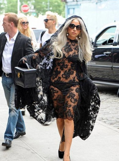 Thời trang của Lady gaga đã trở thành một nỗi kinh hoàng của giới thời trang trong năm qua. Mỗi một lần xuất hiện là cô ca sĩ này lại khiến mọi người bàng hoàng vì không biết là cô đang mặc cái gì? Như trong trường hợp này chắc không phải là Lady gaga đang mặc váy mà đúng hơn là Bikini.