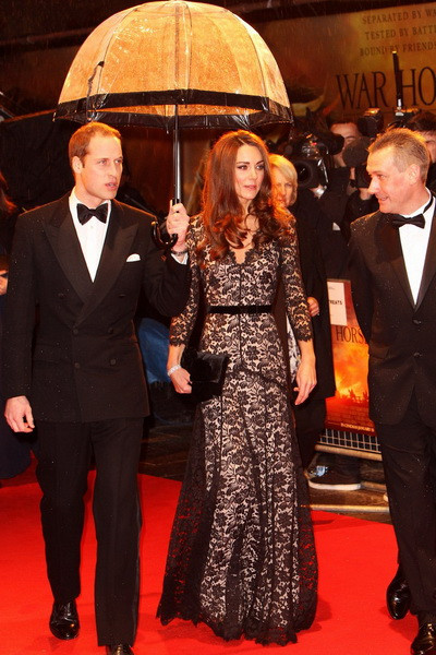 Phong cách thời trang của Công Nương Kate nước Anh là một chủ đề khá nóng hổi kể từ khi cô gia nhập vào cuộc sống hoàng gia. Có thể thấy đồ xuyên thấu qua phong cách của cô đã trở nên thanh lịch tao nhã, vừa cao quý thể hiện được đẳng cấp của Hoàng gia vừa tôn được dáng người chuẩn của công nương nước Anh.