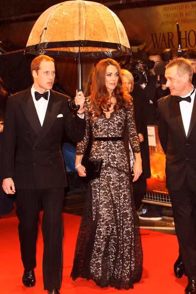 Phong cách thời trang của Công Nương Kate nước Anh là một chủ đề khá nóng hổi kể từ khi cô gia nhập vào cuộc sống hoàng gia. Có thể thấy đồ xuyên thấu qua phong cách của cô đã trở nên thanh lịch tao nhã, vừa cao quý thể hiện được đẳng cấp của Hoàng gia vừa tôn được dáng người chuẩn của công nương nước Anh.