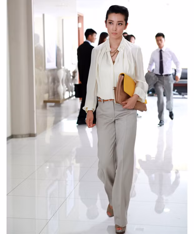 Áo sơ mi sáng màu sơ vin cùng quần ống rộng dài, thêm chiếc thắt lưng màu cam sẽ nổi bật phong cách một nữ doanh nhân như thế này. Giày cao gót sẽ giúp dáng người bạn nhìn mảnh mai, yểu điệu và nữ tính hơn. Áo sơ mi sáng màu sơ vin cùng quần ống rộng dài, thêm chiếc thắt lưng màu cam sẽ nổi bật phong cách một nữ doanh nhân như thế này. Giày cao gót sẽ giúp dáng người bạn nhìn mảnh mai, yểu điệu và nữ tính hơn.
