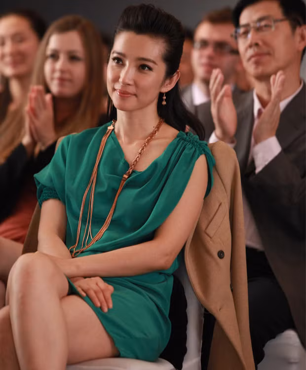 Lý Băng Băng với phong cách bách biến vạn hóa, ngay cả với chiếc váy màu xanh lục này, tuy thiết kế thân váy không quá độc đáo, nhưng khi kết hợp với vòng cổ màu vàng, thì tạo hình tổng thể lại cho thấy vẻ cao quý sang trọng, lịch sự mà thời trang. Lý Băng Băng với phong cách bách biến vạn hóa, ngay cả với chiếc váy màu xanh lục này, tuy thiết kế thân váy không quá độc đáo, nhưng khi kết hợp với vòng cổ màu vàng, thì tạo hình tổng thể lại cho thấy vẻ cao quý sang trọng, lịch sự mà thời trang.