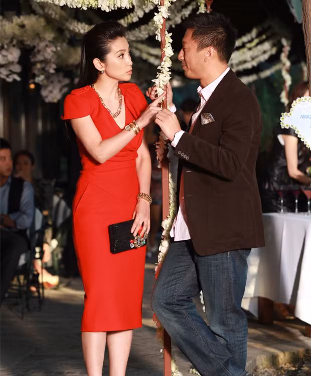 Chiếc váy bó sát màu đỏ càng khiến dáng người cô thướt tha hơn, nổi bật hơn với làn da trắng mịn. Cổ váy hình chữ V khoét rộng càng trở nên phong cách khi phối hợp với vòng cổ màu vàng khiến chiếc cổ thon của Lý Băng Băng càng e ấp gợi cảm bội phần. Chiếc váy bó sát màu đỏ càng khiến dáng người cô thướt tha hơn, nổi bật hơn với làn da trắng mịn. Cổ váy hình chữ V khoét rộng càng trở nên phong cách khi phối hợp với vòng cổ màu vàng khiến chiếc cổ thon của Lý Băng Băng càng e ấp gợi cảm bội phần.