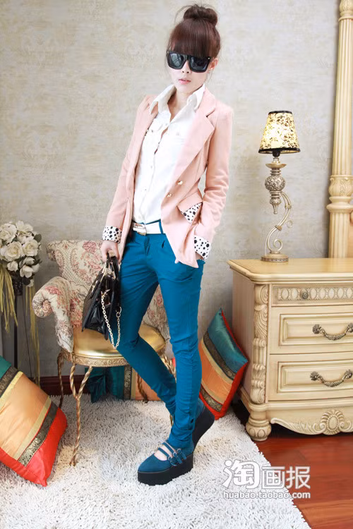 Màu xanh là màu rất thời trang nếu bạn biết mặc đúng cách, cũng như chiếc quần jean sát màu xanh này kết hợp với màu trắng của áo sơ mi rất hợp, nhưng nếu chỉ có thế thì quá đơn điệu, điểm nhấn ở đây chính là chiếc áo vest hồng nhạt có thêm chút da báo ở cổ tay càng khiến sự kết hợp của bạn hoàn hảo hơn. Màu xanh là màu rất thời trang nếu bạn biết mặc đúng cách, cũng như chiếc quần jean sát màu xanh này kết hợp với màu trắng của áo sơ mi rất hợp, nhưng nếu chỉ có thế thì quá đơn điệu, điểm nhấn ở đây chính là chiếc áo vest hồng nhạt có thêm chút da báo ở cổ tay càng khiến sự kết hợp của bạn hoàn hảo hơn.