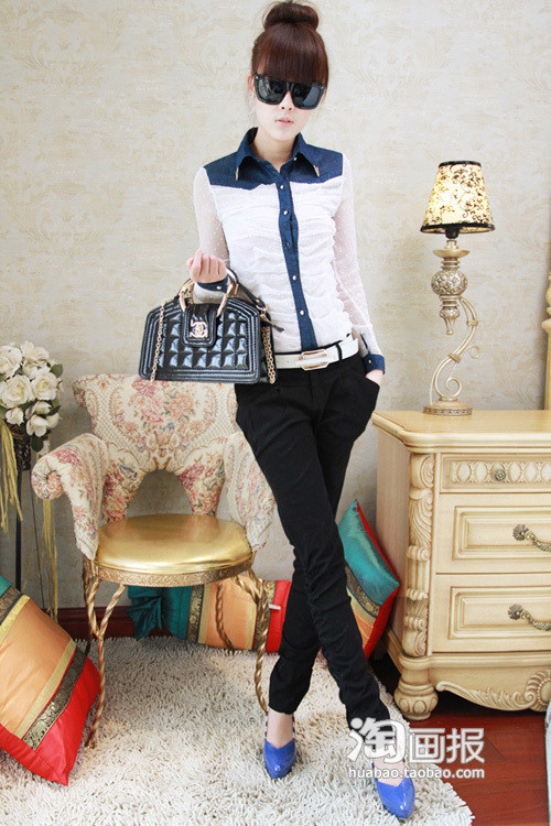 Áo trắng quần đen luôn mang đến hình ảnh thanh lịch tao nhã, thiết kế cổ áo, gấu tay và đường khuy bằng màu xanh càng thêm nổi bật những đường nét trên chiếc áo sơ mi cùng dáng người của bạn. Áo trắng quần đen luôn mang đến hình ảnh thanh lịch tao nhã, thiết kế cổ áo, gấu tay và đường khuy bằng màu xanh càng thêm nổi bật những đường nét trên chiếc áo sơ mi cùng dáng người của bạn.