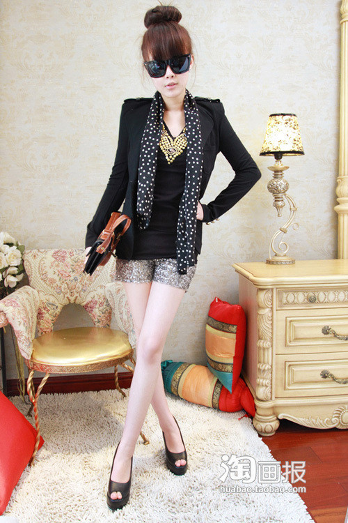 Áo vest cùng quần soóc ánh kim kết hợp với giày cao gót sẽ giúp bạn có thêm cơ hội khoe đôi chân dài gợi cảm của mình, thêm chiếc khăn quàng chấm bi trắng càng giúp bạn lịch sự hơn. Áo vest cùng quần soóc ánh kim kết hợp với giày cao gót sẽ giúp bạn có thêm cơ hội khoe đôi chân dài gợi cảm của mình, thêm chiếc khăn quàng chấm bi trắng càng giúp bạn lịch sự hơn.