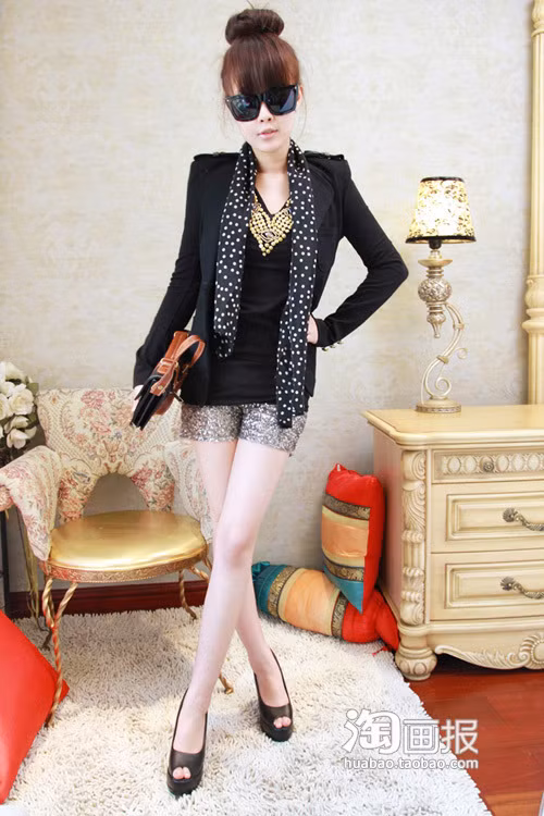 Áo vest cùng quần soóc ánh kim kết hợp với giày cao gót sẽ giúp bạn có thêm cơ hội khoe đôi chân dài gợi cảm của mình, thêm chiếc khăn quàng chấm bi trắng càng giúp bạn lịch sự hơn. Áo vest cùng quần soóc ánh kim kết hợp với giày cao gót sẽ giúp bạn có thêm cơ hội khoe đôi chân dài gợi cảm của mình, thêm chiếc khăn quàng chấm bi trắng càng giúp bạn lịch sự hơn.