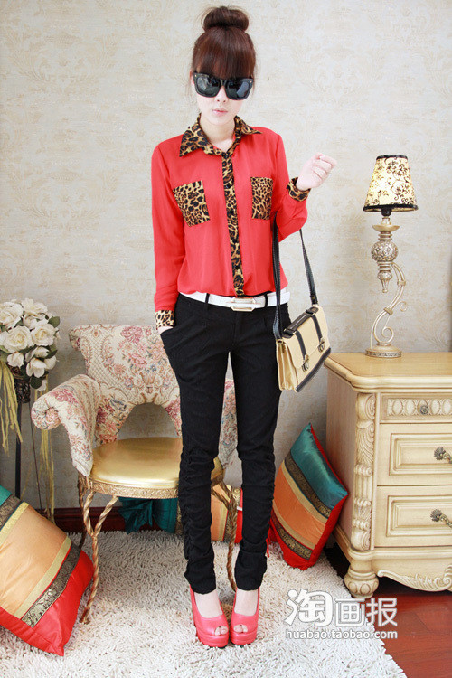 Áo sơ mi làm bằng chất lụa tơ tằm mềm mại thoải mái kết hợp với hoa văn da báo ở cổ áo và đai cúc quả là không có sự kết hợp nào có thể thời trang hơn. Áo sơ mi làm bằng chất lụa tơ tằm mềm mại thoải mái kết hợp với hoa văn da báo ở cổ áo và đai cúc quả là không có sự kết hợp nào có thể thời trang hơn.