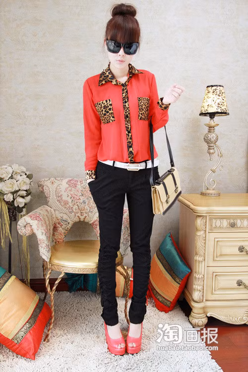 Áo sơ mi làm bằng chất lụa tơ tằm mềm mại thoải mái kết hợp với hoa văn da báo ở cổ áo và đai cúc quả là không có sự kết hợp nào có thể thời trang hơn. Áo sơ mi làm bằng chất lụa tơ tằm mềm mại thoải mái kết hợp với hoa văn da báo ở cổ áo và đai cúc quả là không có sự kết hợp nào có thể thời trang hơn.