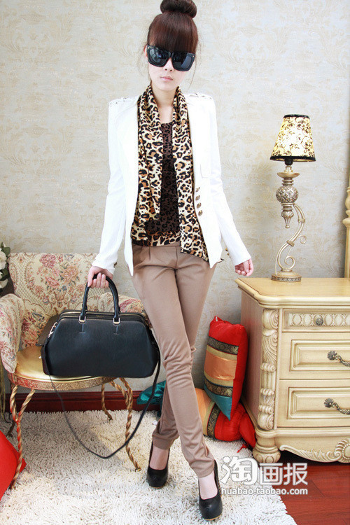 Quý phái không có nghĩa là luôn phải mặc váy, nếu biết phối hợp thì dù bạn mặc gì cũng có thể nói lên được con người của bạn. Như ở đây, quần vải, áo sơ mi cũng nói lên được điều đó, chỉ có điều cần chú ý là nên chọn áo sơ mi với áo khoác như thế nào cho phù hợp? Quý phái không có nghĩa là luôn phải mặc váy, nếu biết phối hợp thì dù bạn mặc gì cũng có thể nói lên được con người của bạn. Như ở đây, quần vải, áo sơ mi cũng nói lên được điều đó, chỉ có điều cần chú ý là nên chọn áo sơ mi với áo khoác như thế nào cho phù hợp?