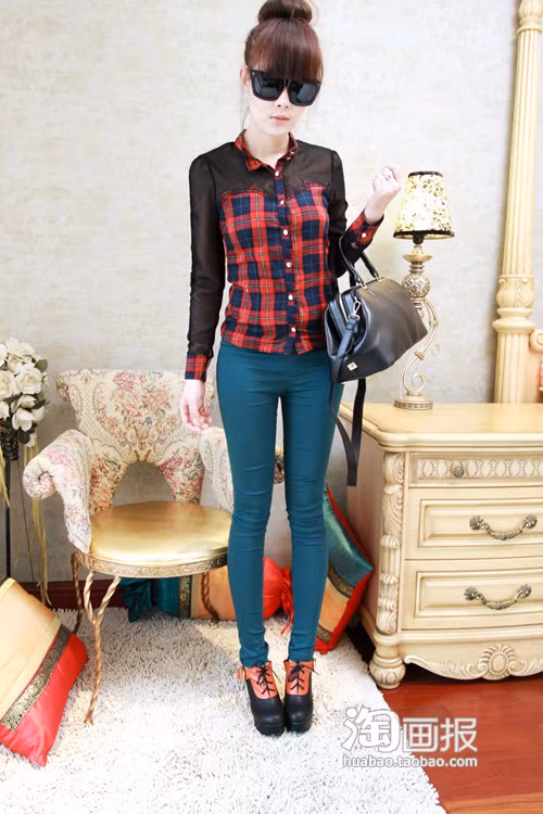 Kết hợp vải voan mỏng đen ở tay áo cùng gấu tay và thân áo bằng vải caro đỏ quả thực rất đẹp, nếu bạn thích phong cách gợi cảm thì đây quả lầ sự lựa chọn tuyệt vời giữa áo sơ mi vào quần xanh bó sát đều tôn lên dáng người của bạn. Kết hợp vải voan mỏng đen ở tay áo cùng gấu tay và thân áo bằng vải caro đỏ quả thực rất đẹp, nếu bạn thích phong cách gợi cảm thì đây quả lầ sự lựa chọn tuyệt vời giữa áo sơ mi vào quần xanh bó sát đều tôn lên dáng người của bạn.