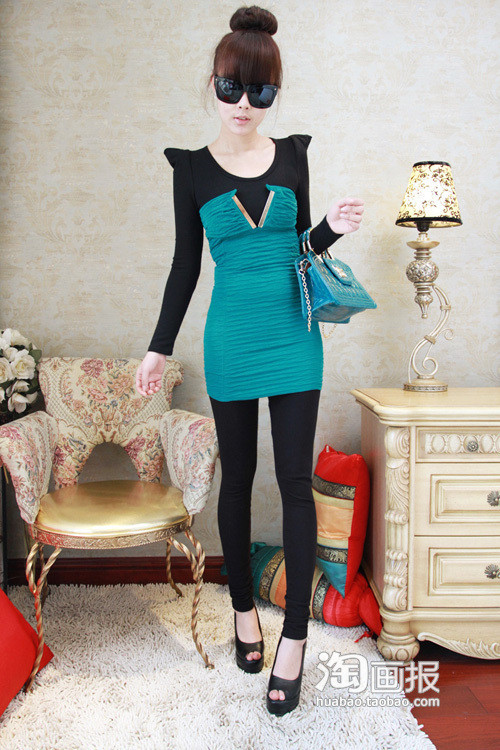 Khi mặc những chiếc áo váy dài bó sát đến mông thì đường cong hình chữ S của bạn sẽ hiện rõ mười mươi, tuy có thêm lớp áo đen phía trong nhưng thiết kế hình chữ V của lớp vải xanh bên ngoài cũng giúp bạn nhìn hấp dẫn hơn. Khi mặc những chiếc áo váy dài bó sát đến mông thì đường cong hình chữ S của bạn sẽ hiện rõ mười mươi, tuy có thêm lớp áo đen phía trong nhưng thiết kế hình chữ V của lớp vải xanh bên ngoài cũng giúp bạn nhìn hấp dẫn hơn.