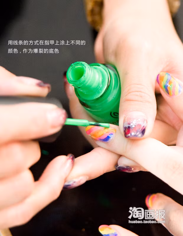 Và dùng màu xanh lá cây chấm lên trên những màu vừa vẽ.