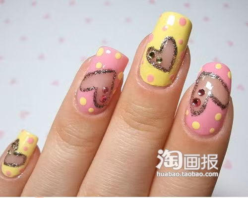 Tiếp theo dùng chấm bi tròn màu vàng lên móng màu hồng và bi hồng lên móng màu vàng, đồng thời đính thêm vài viên đá vào hình trái tim.