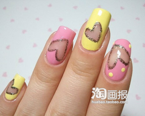 Vì khi gỡ hình trái tim ra sẽ để lại những vết răng cưa khiến tạo hình trái tim không đẹp, bạn có thể sử dụng bút kim tuyến vẽ móng tay để vẽ xung quanh đường viền che lấp những vết răng cưa đó vừa cho hình trái tim thêm lấp lánh đẹp hơn, hoặc nếu không có bút kim tuyến thì bạn cũng có thể dùng bút vẽ móng bình thường tô lên những đường viền đó. Vì khi gỡ hình trái tim ra sẽ để lại những vết răng cưa khiến tạo hình trái tim không đẹp, bạn có thể sử dụng bút kim tuyến vẽ móng tay để vẽ xung quanh đường viền che lấp những vết răng cưa đó vừa cho hình trái tim thêm lấp lánh đẹp hơn, hoặc nếu không có bút kim tuyến thì bạn cũng có thể dùng bút vẽ móng bình thường tô lên những đường viền đó.