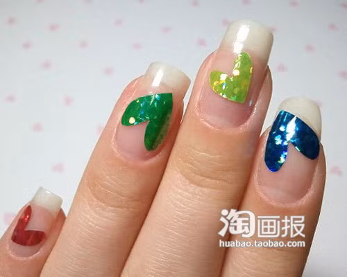 Sau đó dùng hình trái tim vừa chuẩn bị dán lên trên móng tay tùy vị trí ở giữa, lệch về phía trong hoặc về phía ngoài theo sự thiết kế của bạn.