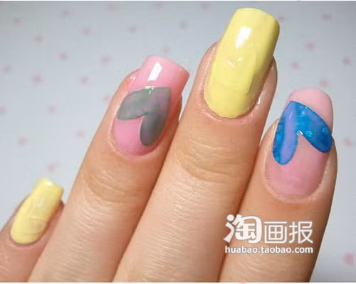 Tiếp tục dùng màu hồng và màu vàng (màu có thể thay đổi theo ý của bạn) tô đậm phủ lên hình trái tim vừa dán và tô lớp sơn bóng lên.