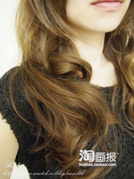 Hoặc bạn cũng có thể để mái tóc ra phía trước theo phong cách này. dù sao cũng đều rất đẹp, tóc cuốn tự nhiên, bồng bềnh rất lãng mạn. Hoặc bạn cũng có thể để mái tóc ra phía trước theo phong cách này. dù sao cũng đều rất đẹp, tóc cuốn tự nhiên, bồng bềnh rất lãng mạn.