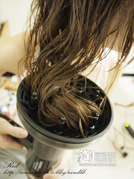 Sau đó dùng máy sấy sấy khổ tóc từ chân đến ngọn Sau đó dùng máy sấy sấy khổ tóc từ chân đến ngọn