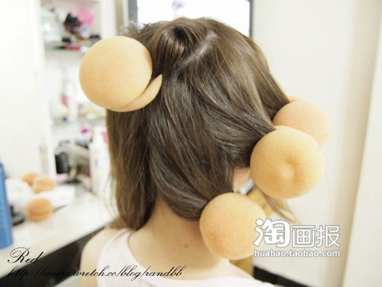 Sau đó làm theo thứ tự, từ đỉnh đầu xoăn tóc lại cho gọn rồi kẹp trong lô luôn để giữ. Còn hai phần tóc phái dưới mỗi bên tiếp tục chia thành 3 phần nhỏ. Sau đó làm theo thứ tự, từ đỉnh đầu xoăn tóc lại cho gọn rồi kẹp trong lô luôn để giữ. Còn hai phần tóc phái dưới mỗi bên tiếp tục chia thành 3 phần nhỏ.