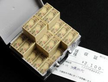 Hộp tiền đồ chơi đắt hàng ở Osaka, Nhật Bản. Hộp tiền đồ chơi đắt hàng ở Osaka, Nhật Bản.