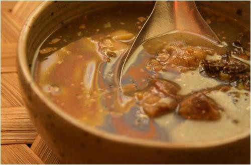 4. Nậm pịa Một số ví dụ về đặc sản chế biến từ trâu là món canh da trâu. Da trâu sau khi giết được lột và thui sạch lông rồi gác lên gác bếp cho khô. Để chế biến món canh nấu với bon, người Thái lấy số da khô vừa đủ đốt cho chát sùi ra, cạo sạch đến khi trông miếng da có màu vàng ươm, mùi thơm phức. 4. Nậm pịa Một số ví dụ về đặc sản chế biến từ trâu là món canh da trâu. Da trâu sau khi giết được lột và thui sạch lông rồi gác lên gác bếp cho khô. Để chế biến món canh nấu với bon, người Thái lấy số da khô vừa đủ đốt cho chát sùi ra, cạo sạch đến khi trông miếng da có màu vàng ươm, mùi thơm phức.